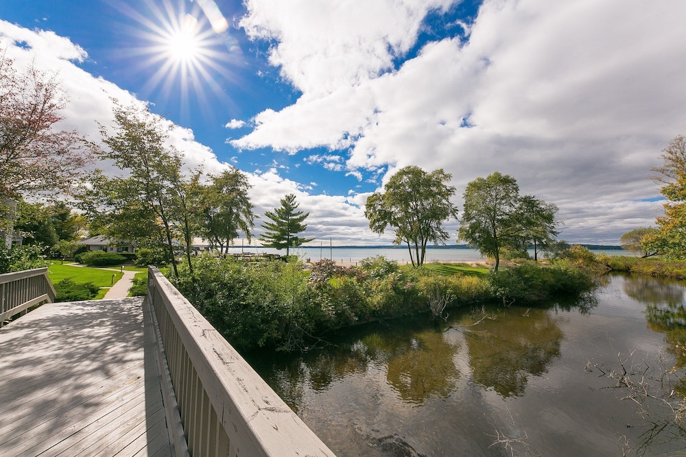 Gorgeous Grand Traverse Bay Beach Front The Shores - 5704