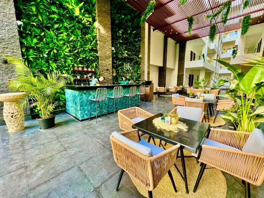 Bali Themed Luxury Spacious 3 Bed Balcony Pool Gym