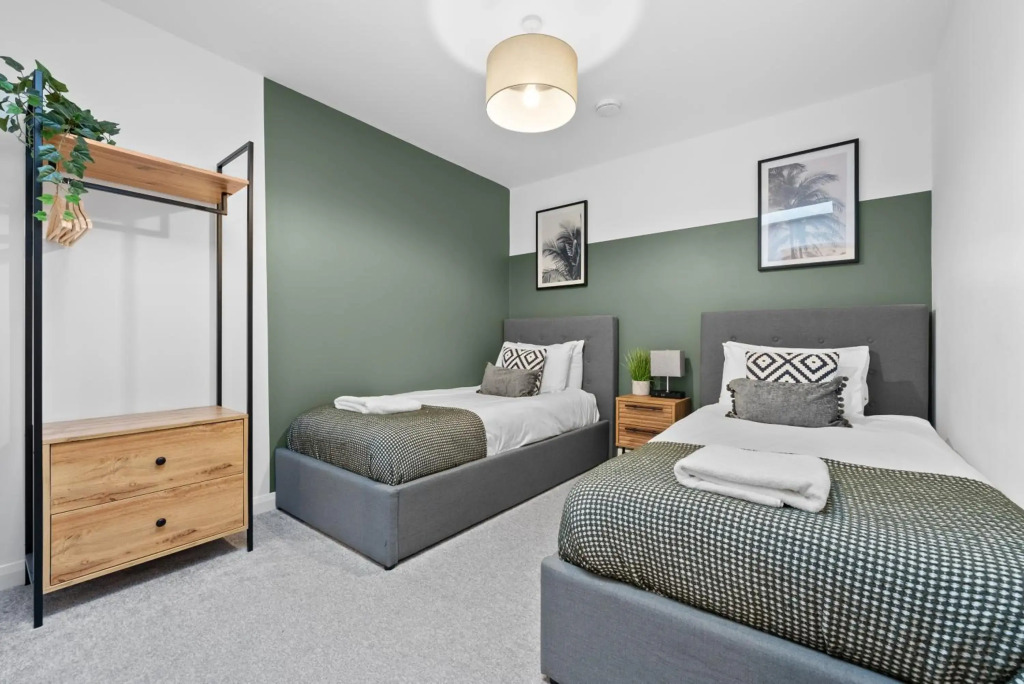 Glevum Lodge - 2BDRM Town Centre Apartment with open plan living area & walk in shower