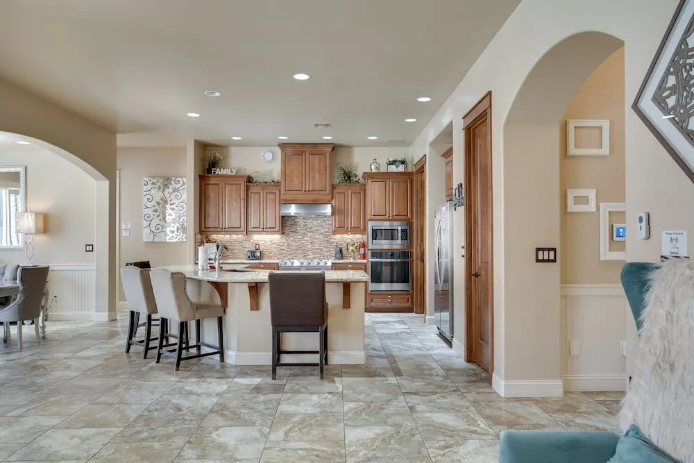Home Theatre & Pool: Lake Havasu Retreat