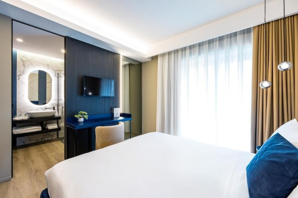 MH SUITES Plebiscito