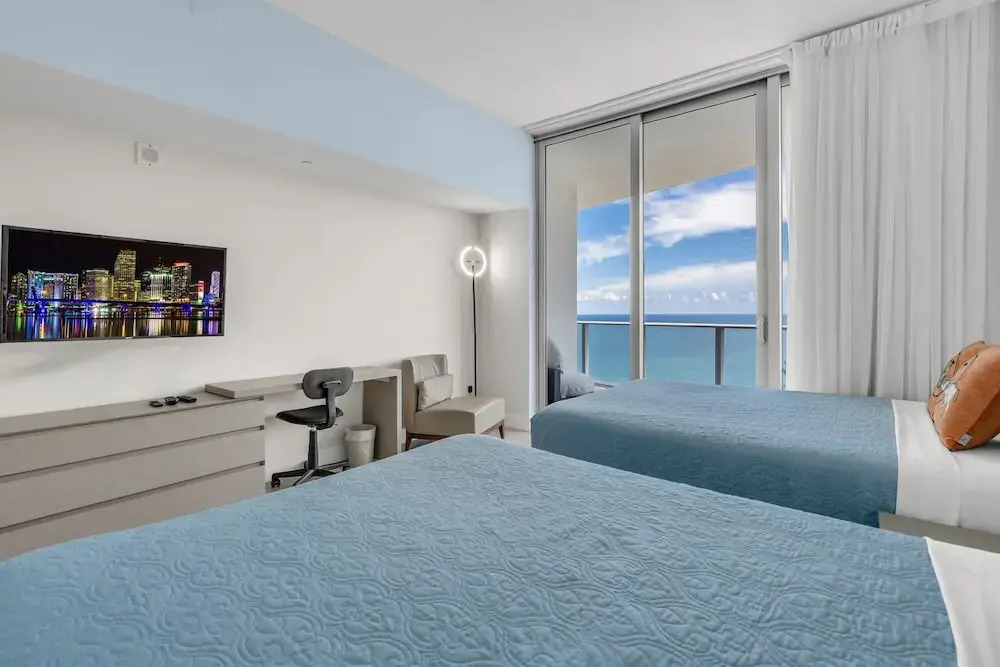 Luxury Penthouse! 4 BDR With Resort Amenities