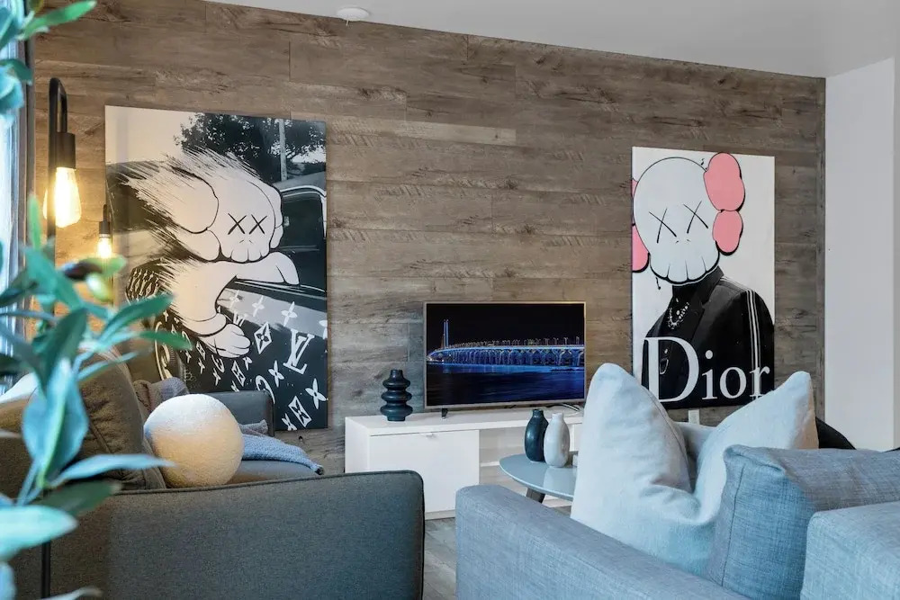 LiV MTL Urban Spacious Group Suites Near Downtown Montreal