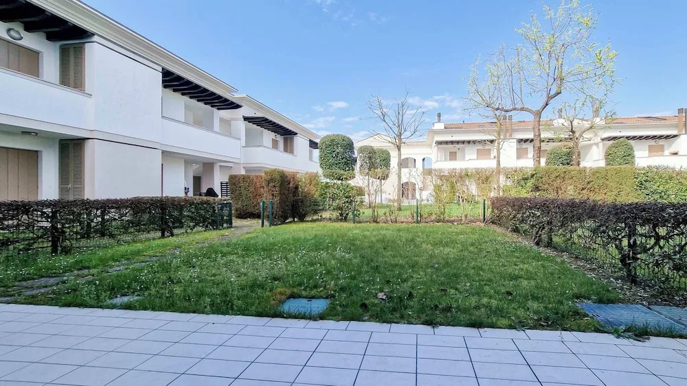 Lovely Apartment With two Fenced Gardens