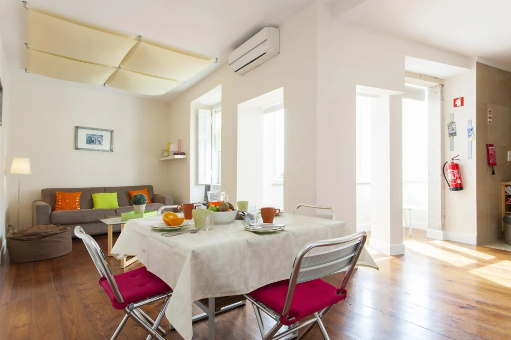 ALTIDO Spacious and bright 1-bed flat with city views in Lapa