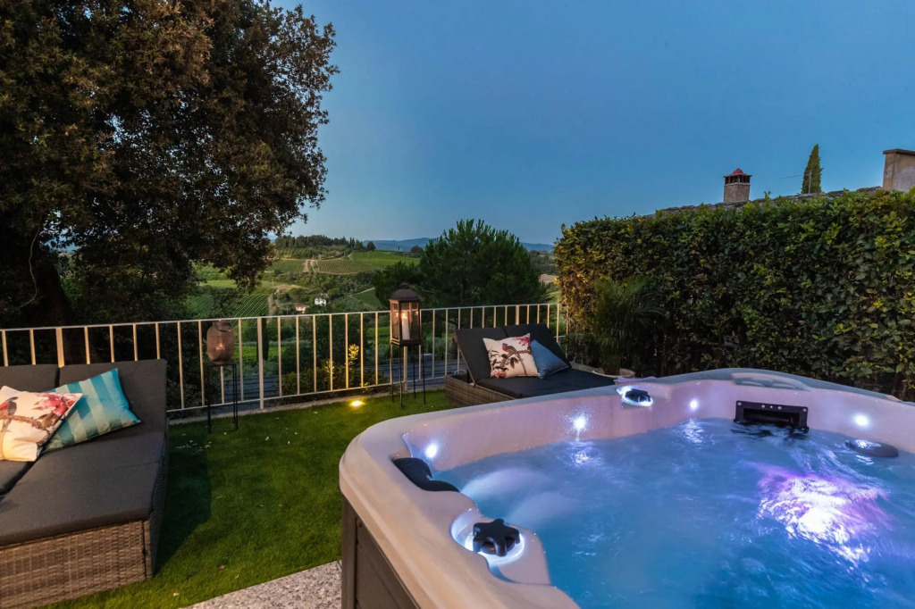 Villa Chianti, your Secret 4 Bedrooms Retreat with View over the Vineyards in Marcialla
