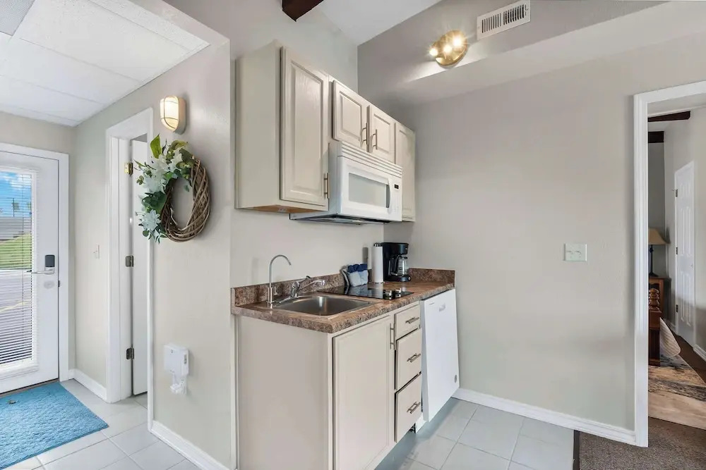 Little Dipper Cozy Condo for 6 w/ Resort-style Amenities