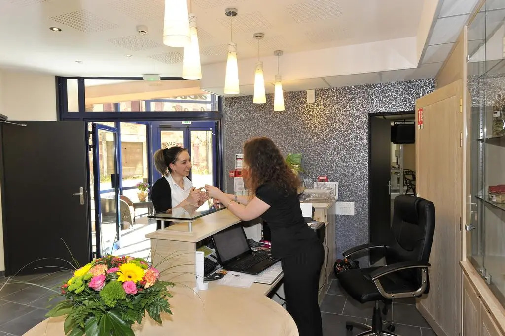 Logis Hôtel Restaurant Les 2 Rives - A75, en bordure de rivière
