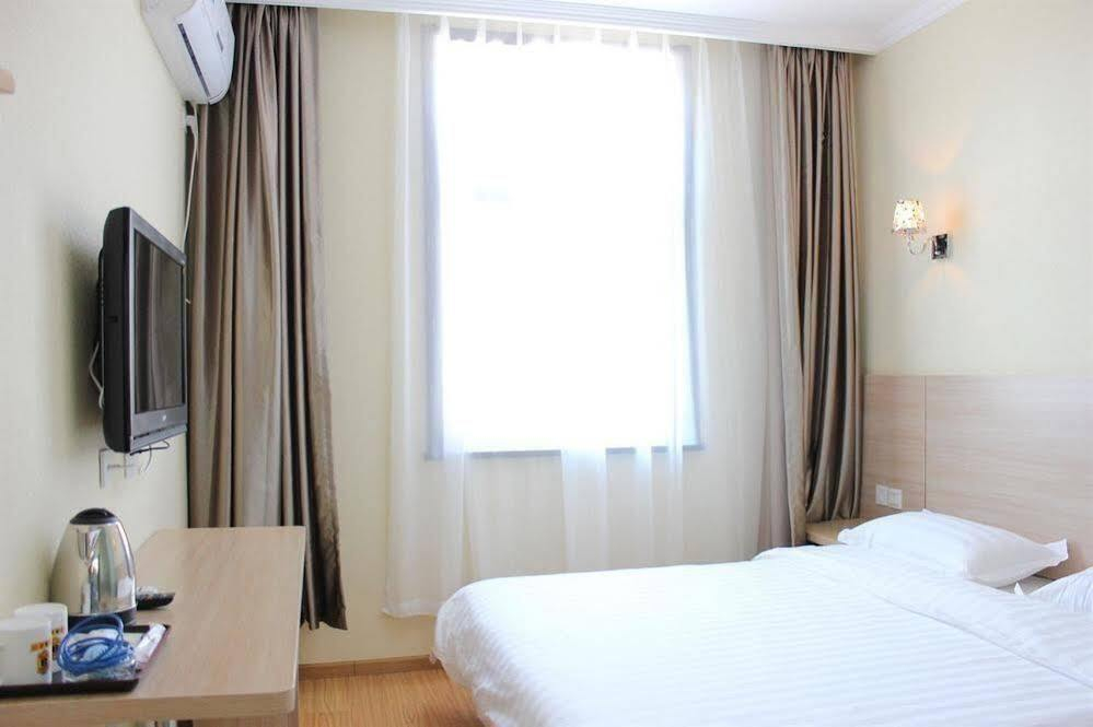 Super 8 by Wyndham Beijing Nan Luo Gu Xiang