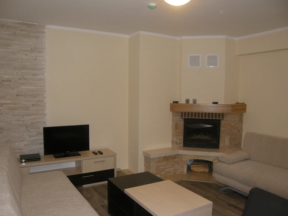 Apartments and rooms Max-Well