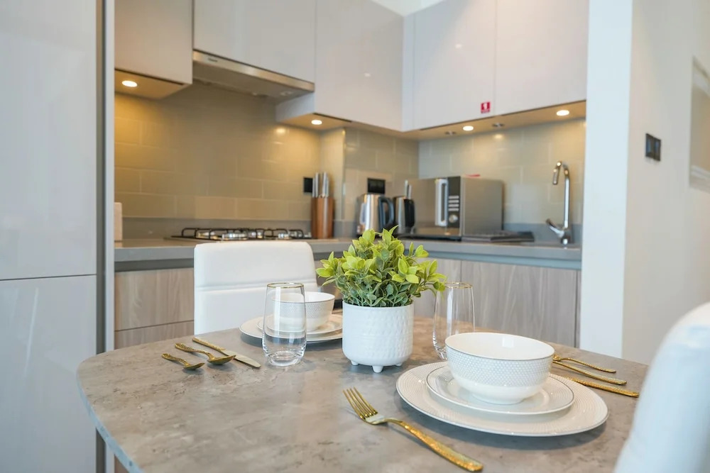 Yogi - Bright Apartment With Panoramic CityScape Views