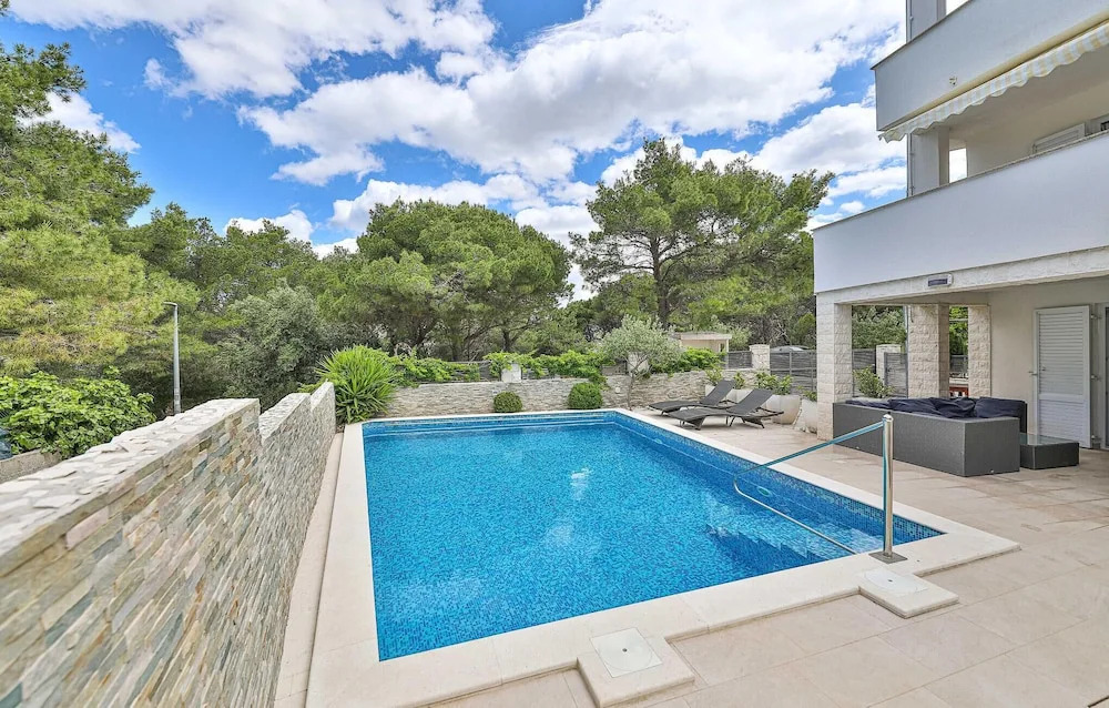 Beach Front Home In Okrug Donji