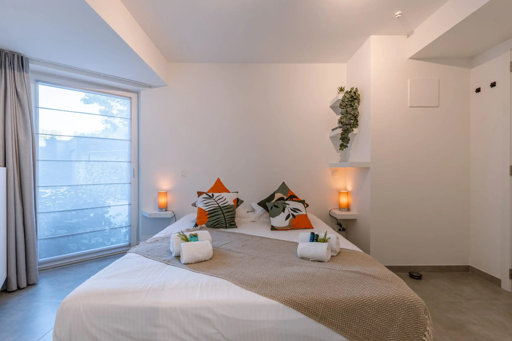 Deluxe apartment with lovely terrace and parking