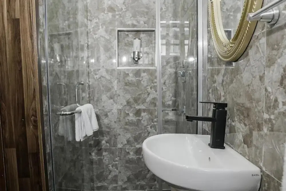 Momak 8 Hotel Adenuga House