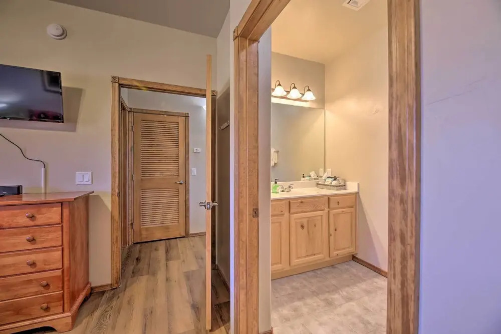 Near Lake & Trails: Show Low Condo w/ Grill!