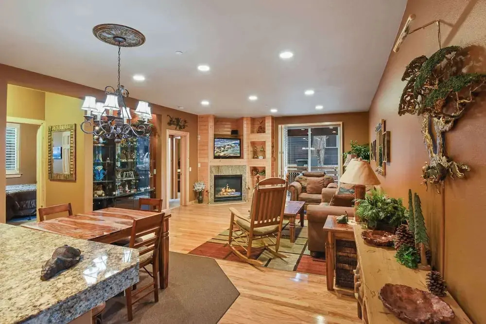 Crystal Charm Amazing 3 BDR Condo Close to Beaches, Casinos, & Skiing!