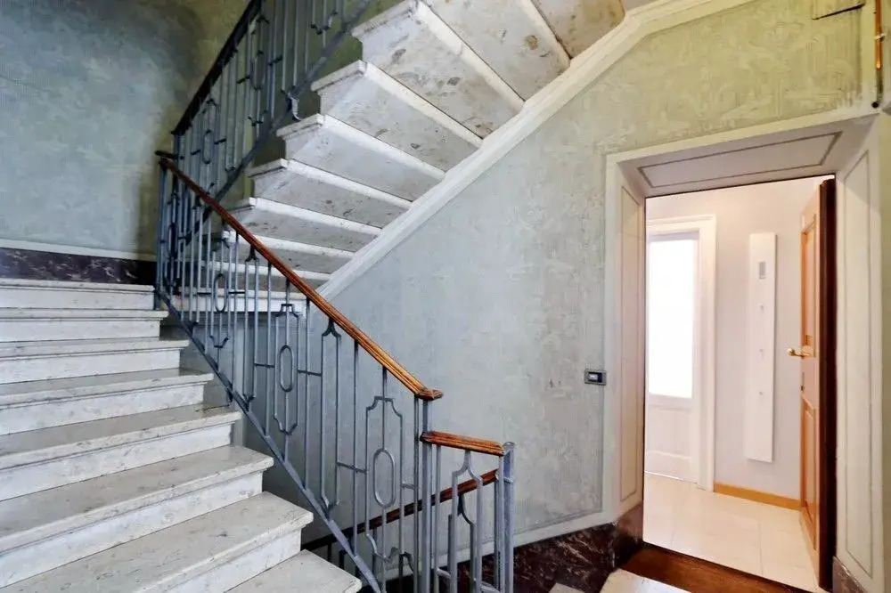 Hintown Austere Elegance