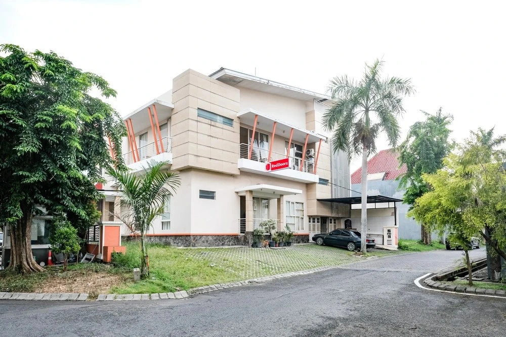 RedDoorz near UNESA Citraland Surabaya