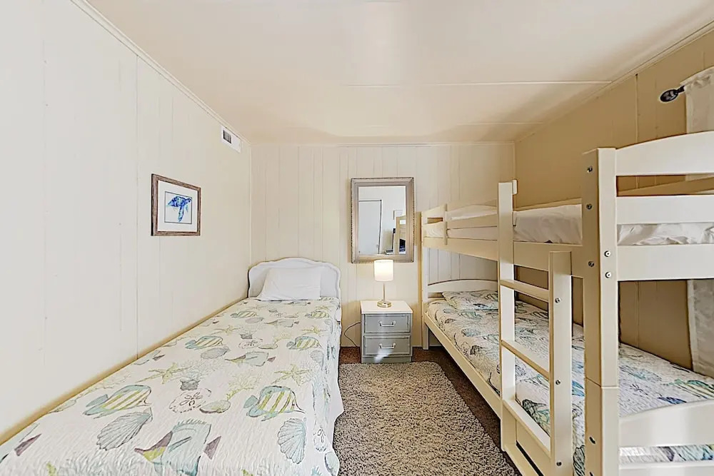 Comfy W/ Balcony & Views -- 200 To Beach! 3 Bedroom Condo