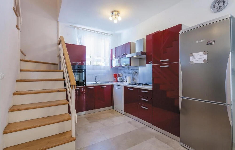 Beautiful Home in Okrug Donji With Wifi and 7 Bedrooms