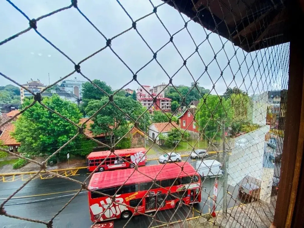 Cobertura ao Lado da Rua Torta  Gramado
