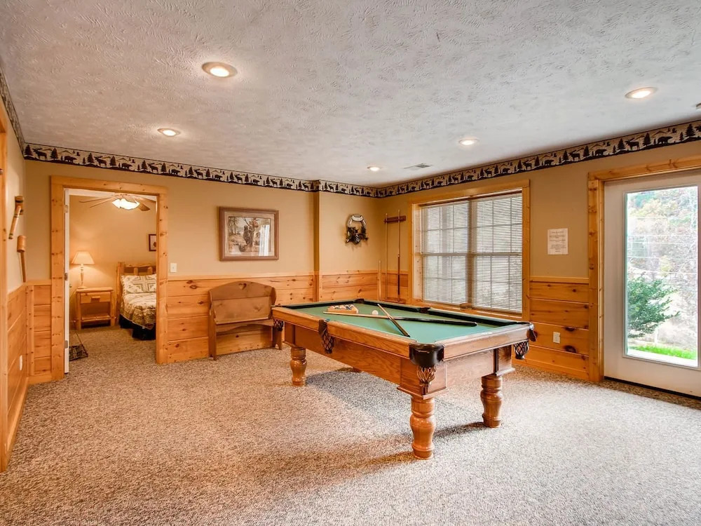 Bearadise 4 Bedroom Cabin by RedAwning