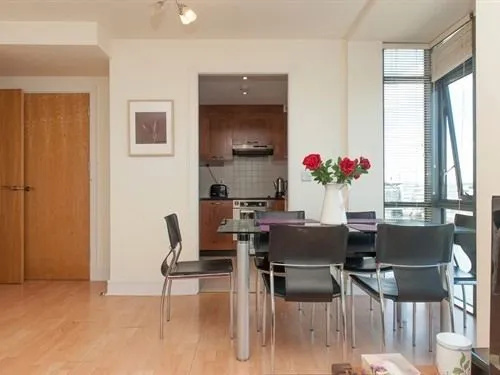 Sunny Apartment off Grand Canal Square Dublin 2