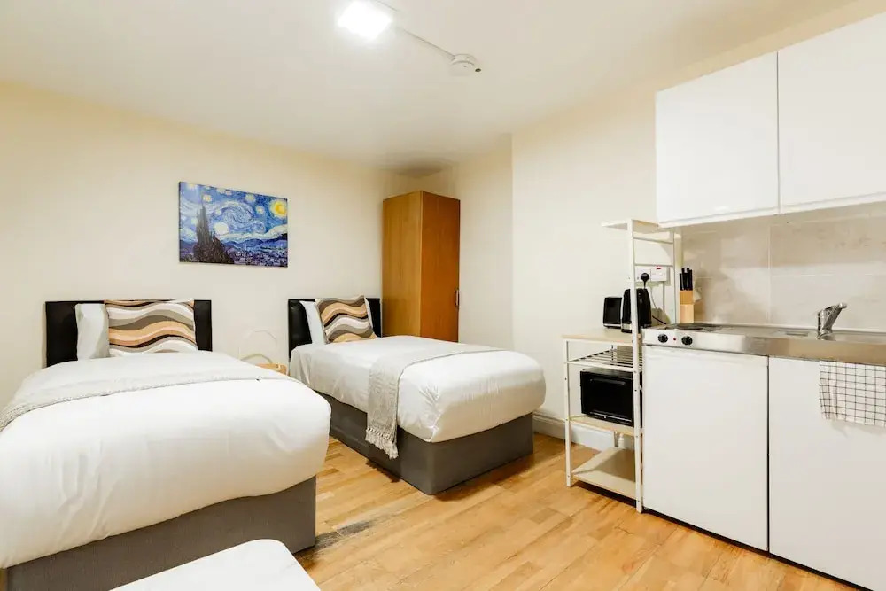 Warm Apartments in Queensway