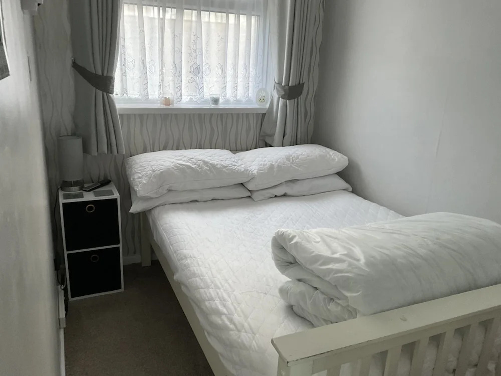 1st Floor Hillview 2 Bedroomed Central Location