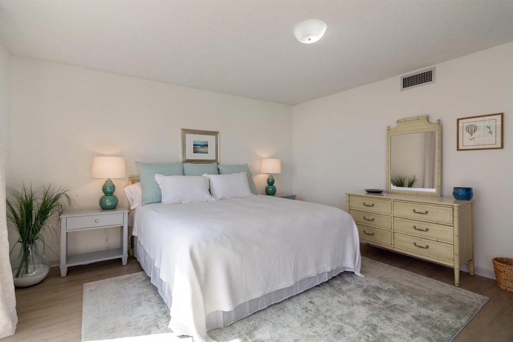 Shoreline Towers 1045 2 Bedroom Condo