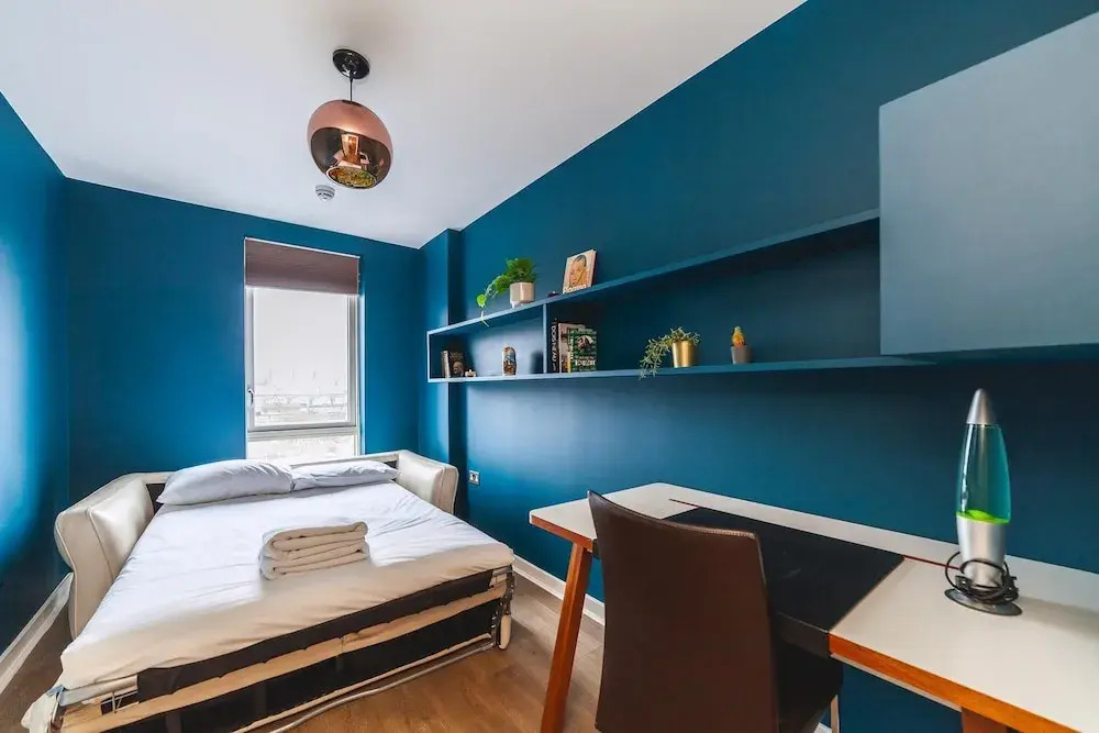 Cosy 2-bed Poplar Flat w/ City Views