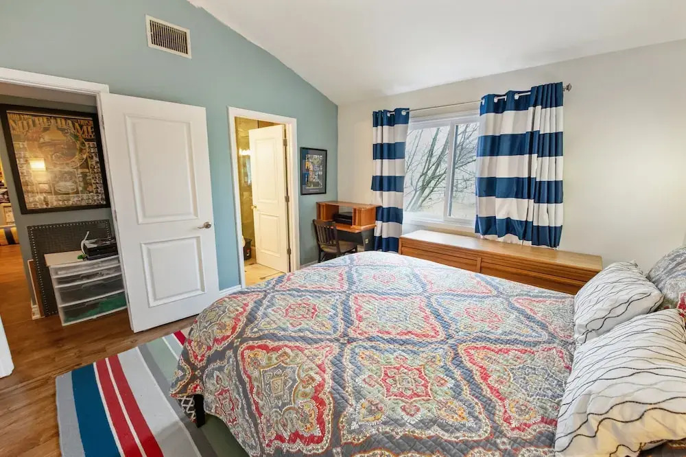 Stylish Notre Dame Condo Sleeps 6 2 Bedroom Condo
