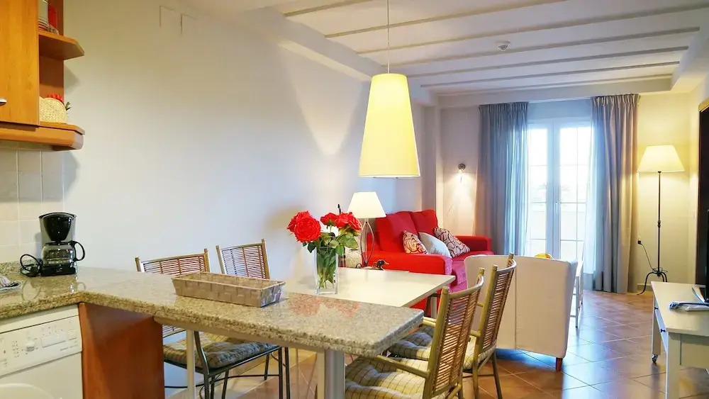 Bright Apartment With Pool Access