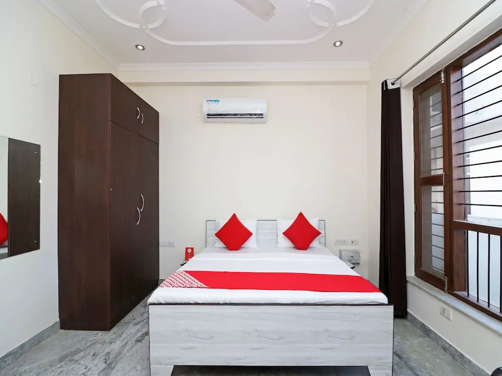 OYO 15736 Little Residency