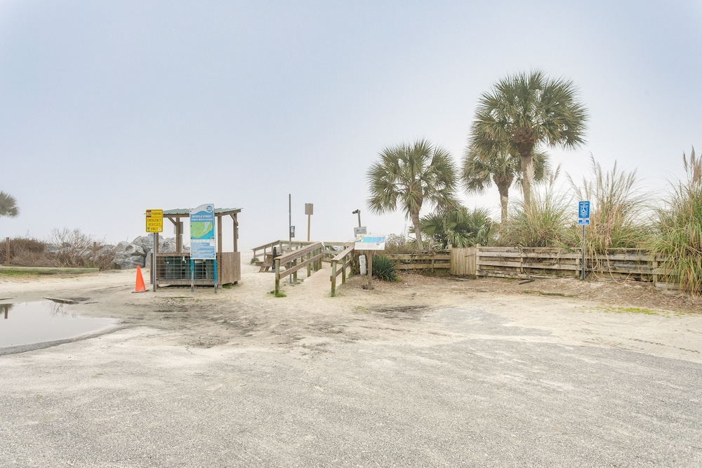 St Simons Island Townhome w/ Balcony + Ocean View!