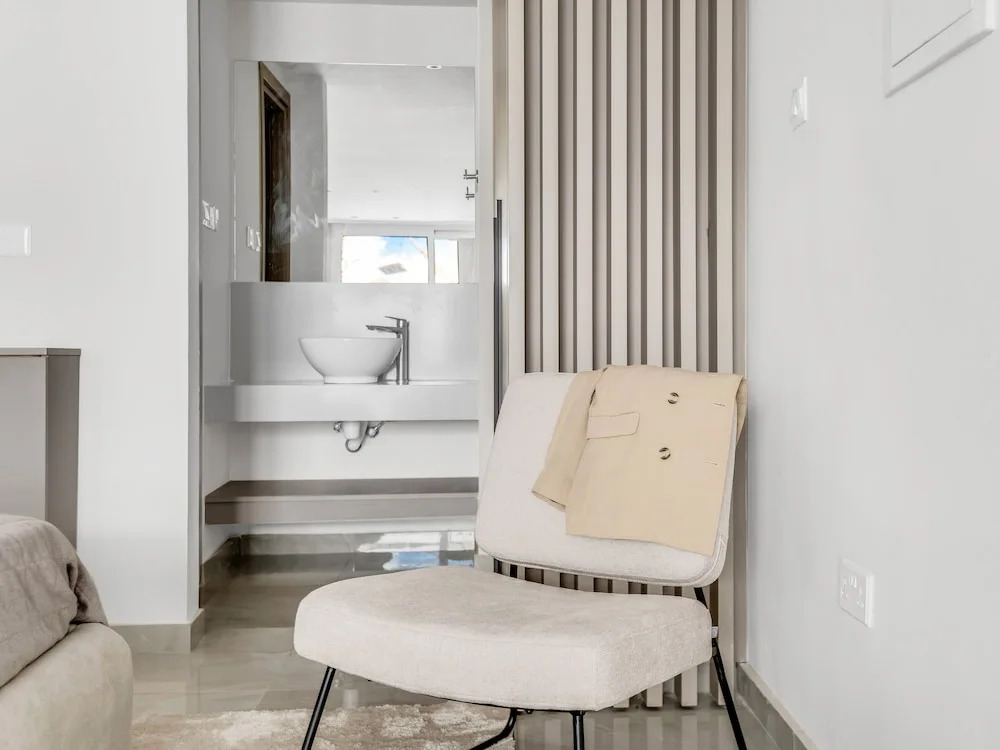 "sanders Crystal - Cool 2-bdr. Apt. w/ Terrace"