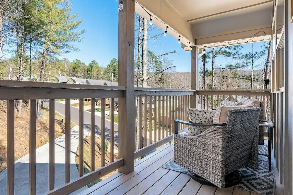 Ideal Location & Mountain Views: Chattanooga Home!
