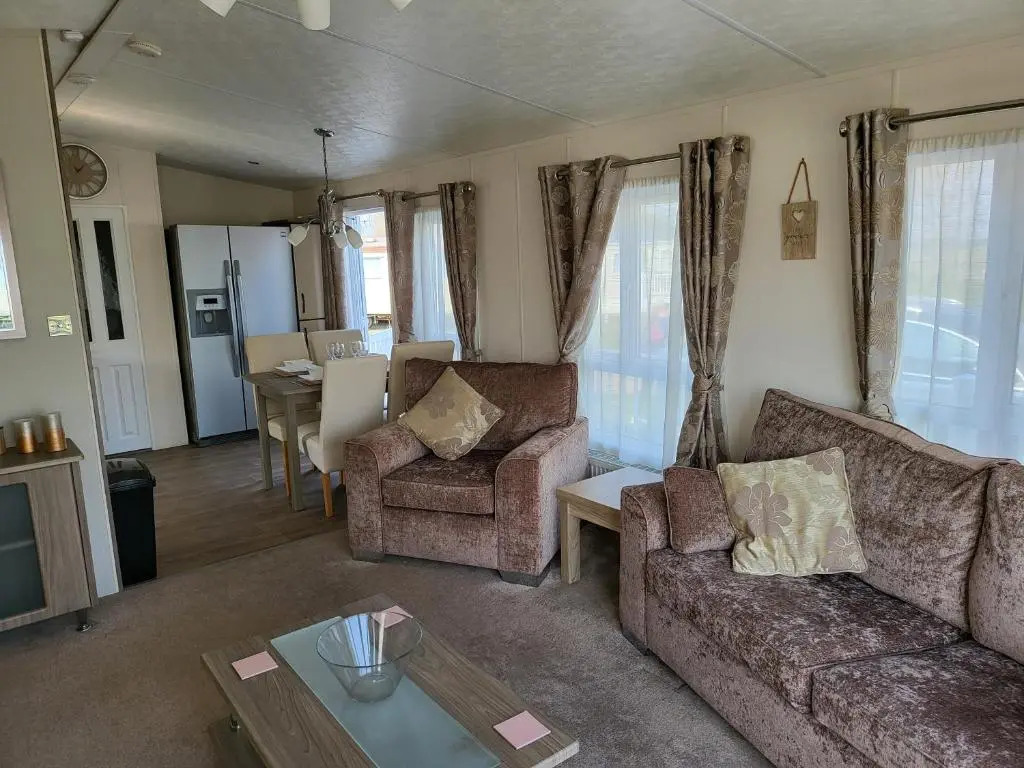 2BR-Sleeps6-Fireplace-Parking-Patio-Seaside