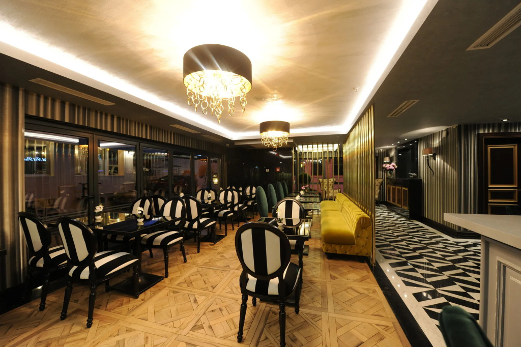 Le Petit Palace Hotel - Special Category