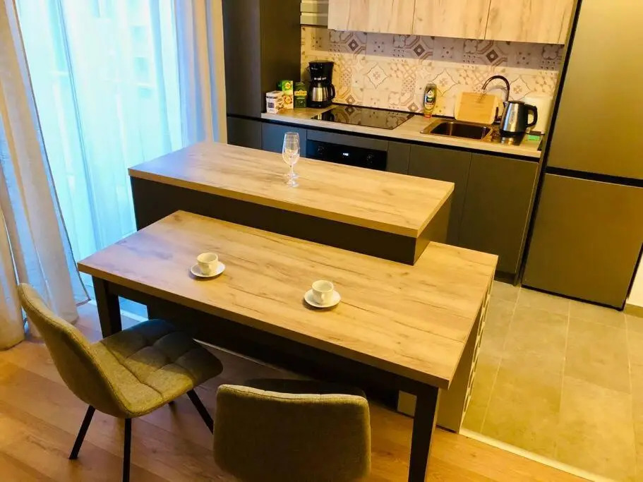 Modern and New Apartment near City Center V6B-64