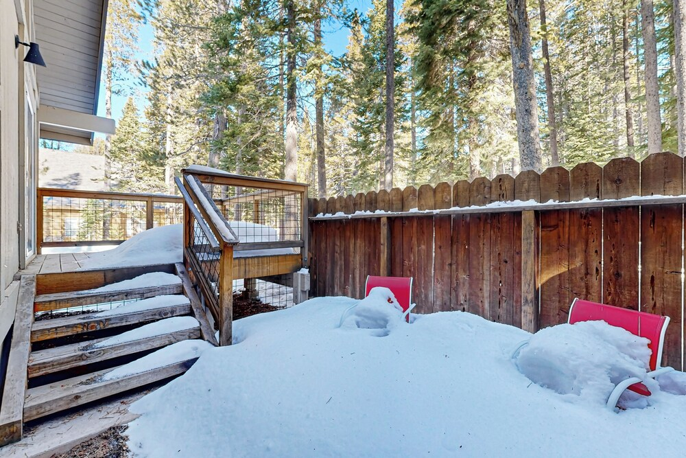 < 2 Mi to Tahoe Donner Ski Resort: Serene Retreat