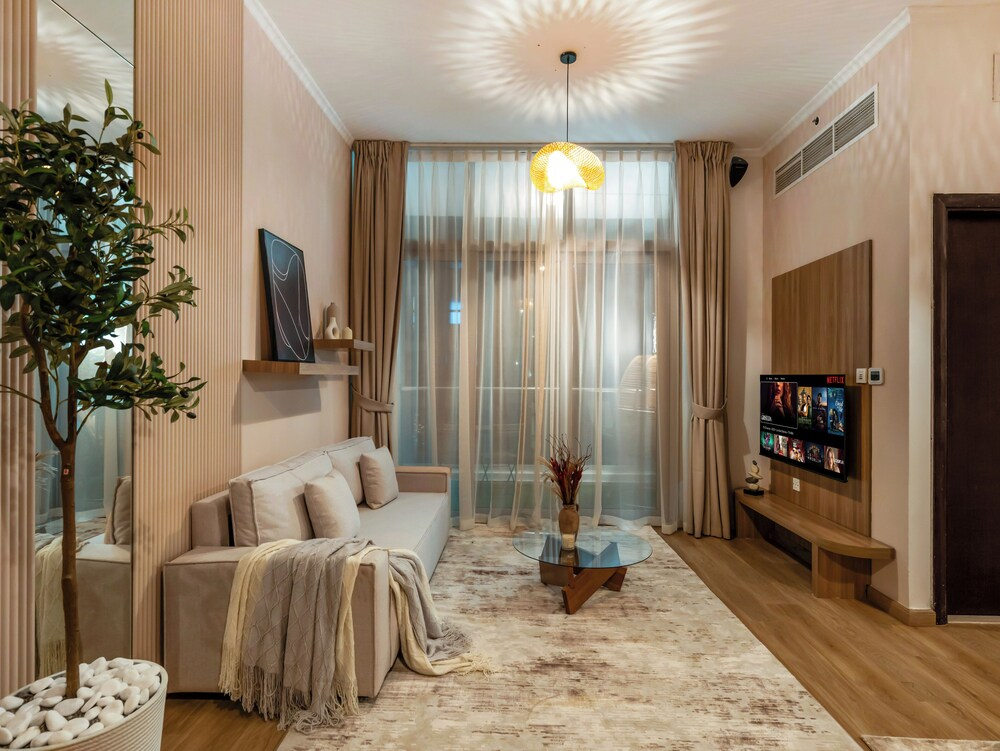 Urban Dubai Marina Stay Near Yacht