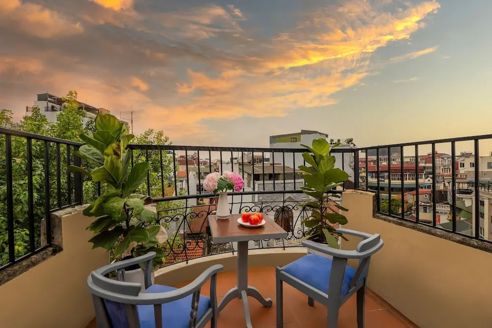 Queen Cafe Hotel