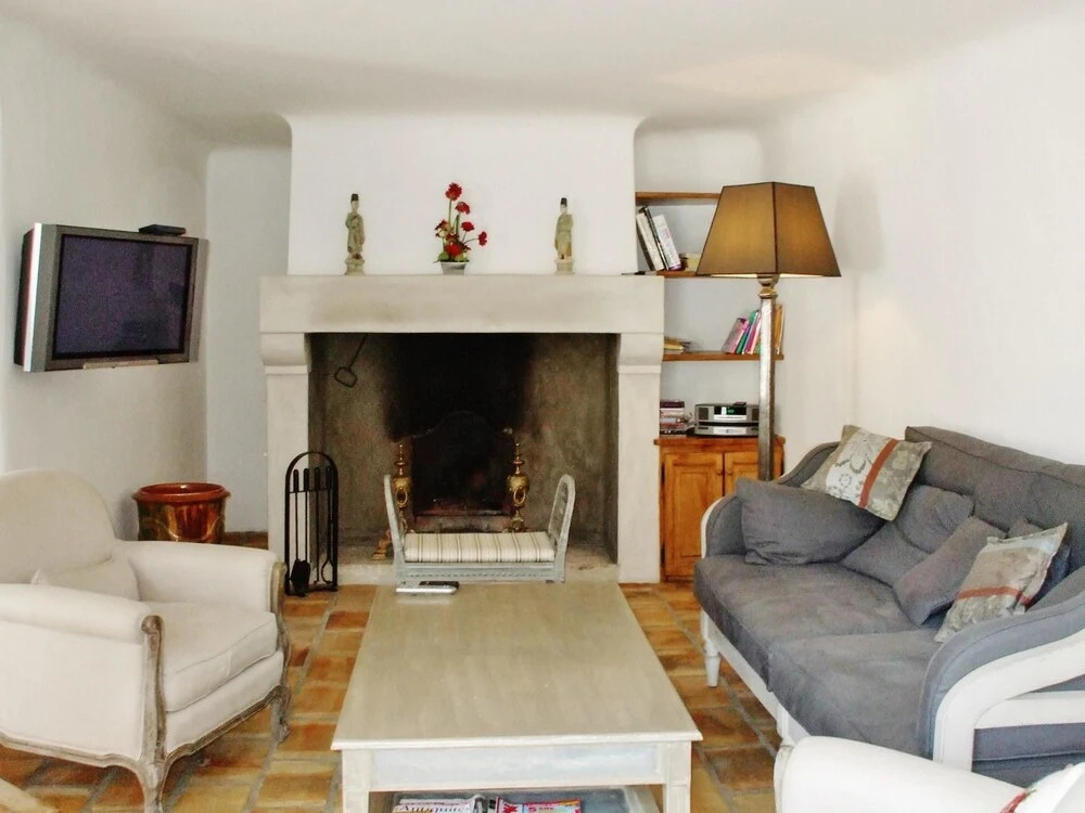 House With 4 Bedrooms in Mollégès, With Wonderful Mountain View, Priva