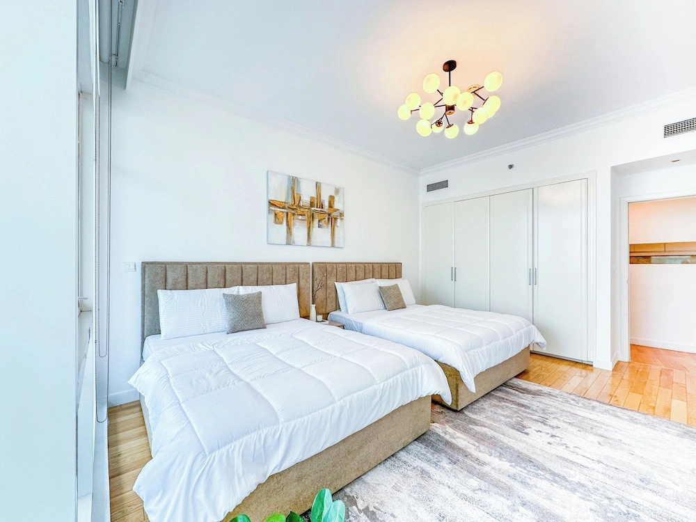 Opulent Flat with Beach & Canal View