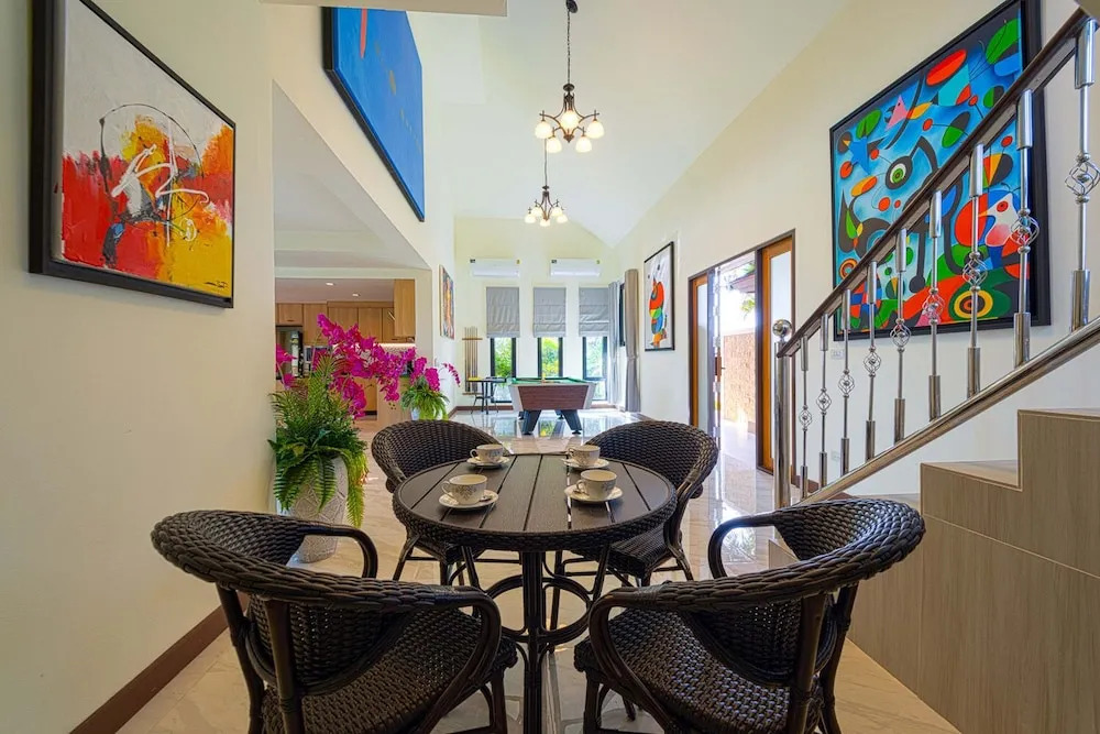 Luxury 5 Bedroom Villa Close to Beach SRS