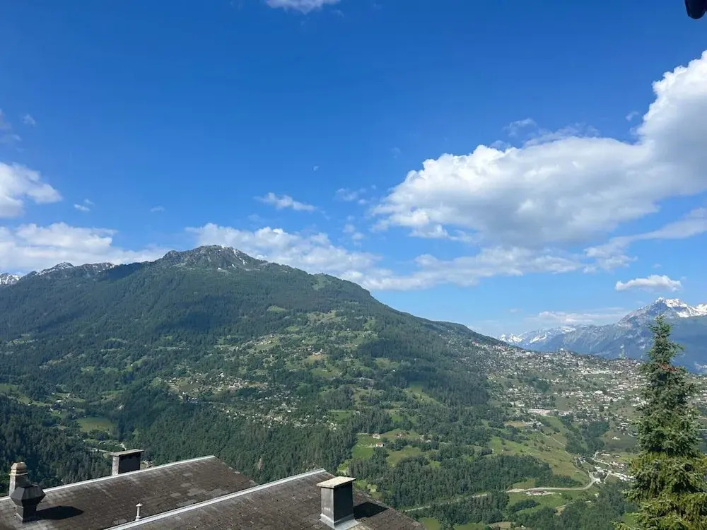 Gracious Apartment With Patio in Hills