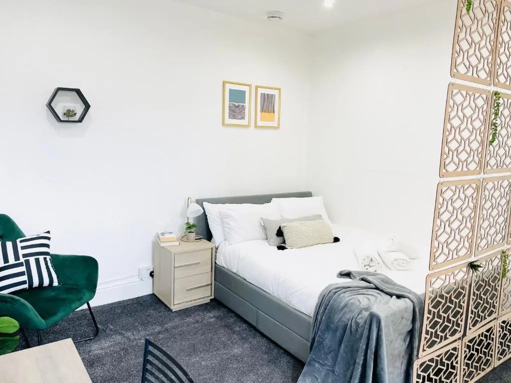 Lovely Estelle Studio Apartment by CityNest