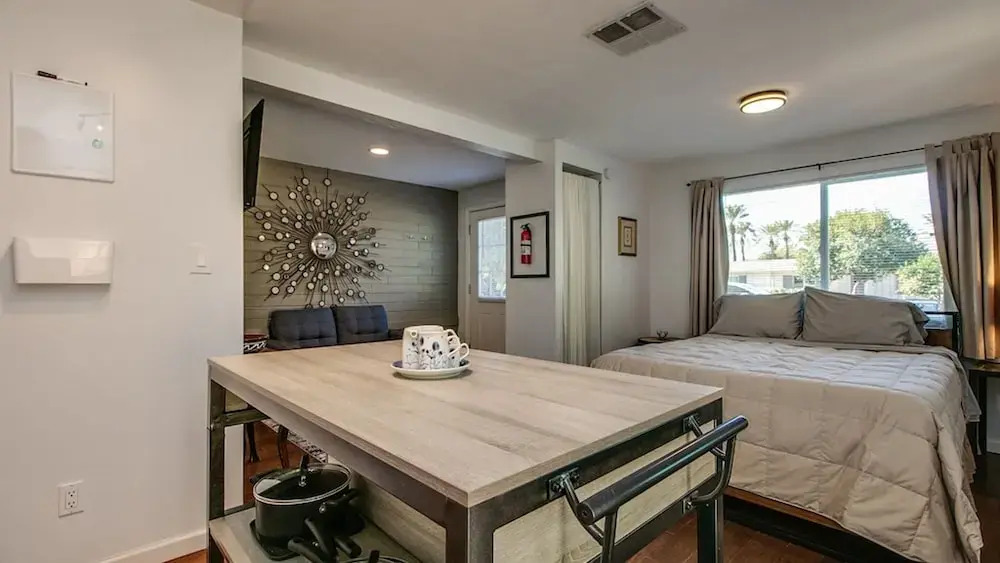 Charming Mid Town Guest House W/private Patio!