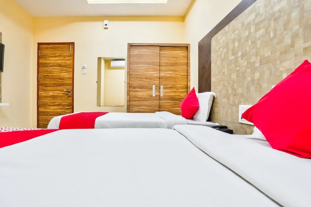 Sr Grand by OYO Rooms